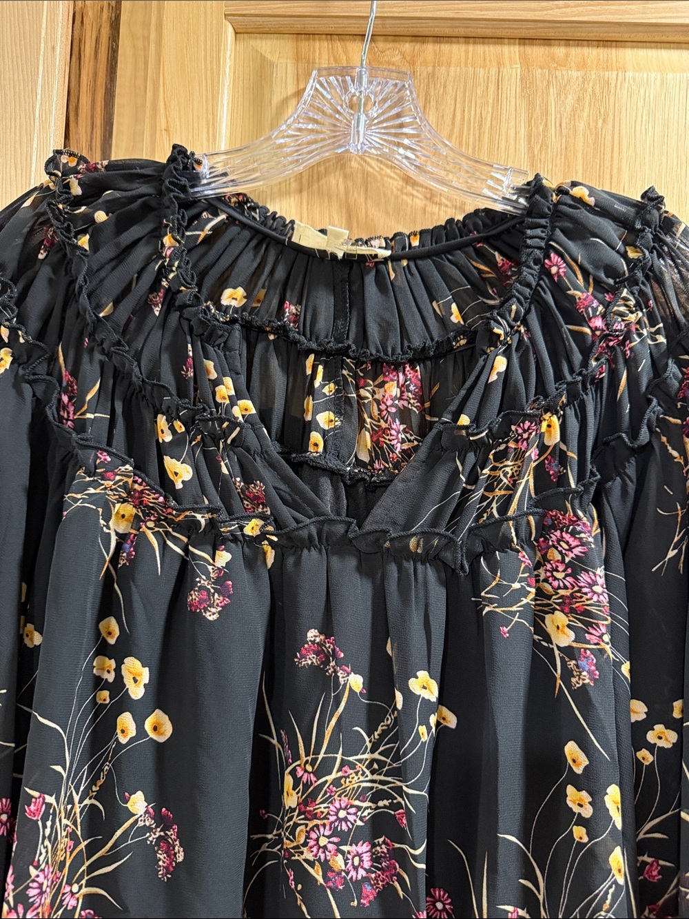 Entro Women’s Sz S Black Floral Smocked Peasant Flowy 3/4 Sleeve Relaxed Fit Top - Picture 3 of 9